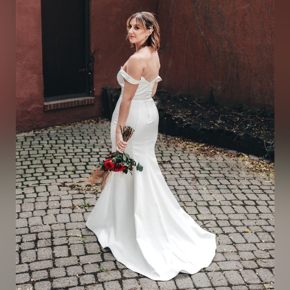 Off-the-Shoulder Modern Wedding Dress size 10 - Picture 11 of 11